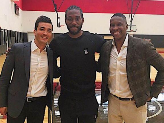 胖东来卖乔丹亲签球衣，售价13.8万元，工作人员回应：保真！定价受收购价影响，存在差异（胖东来出售乔丹亲签球衣13.8万，工作人员称保真，价格受收购价影响有差异）