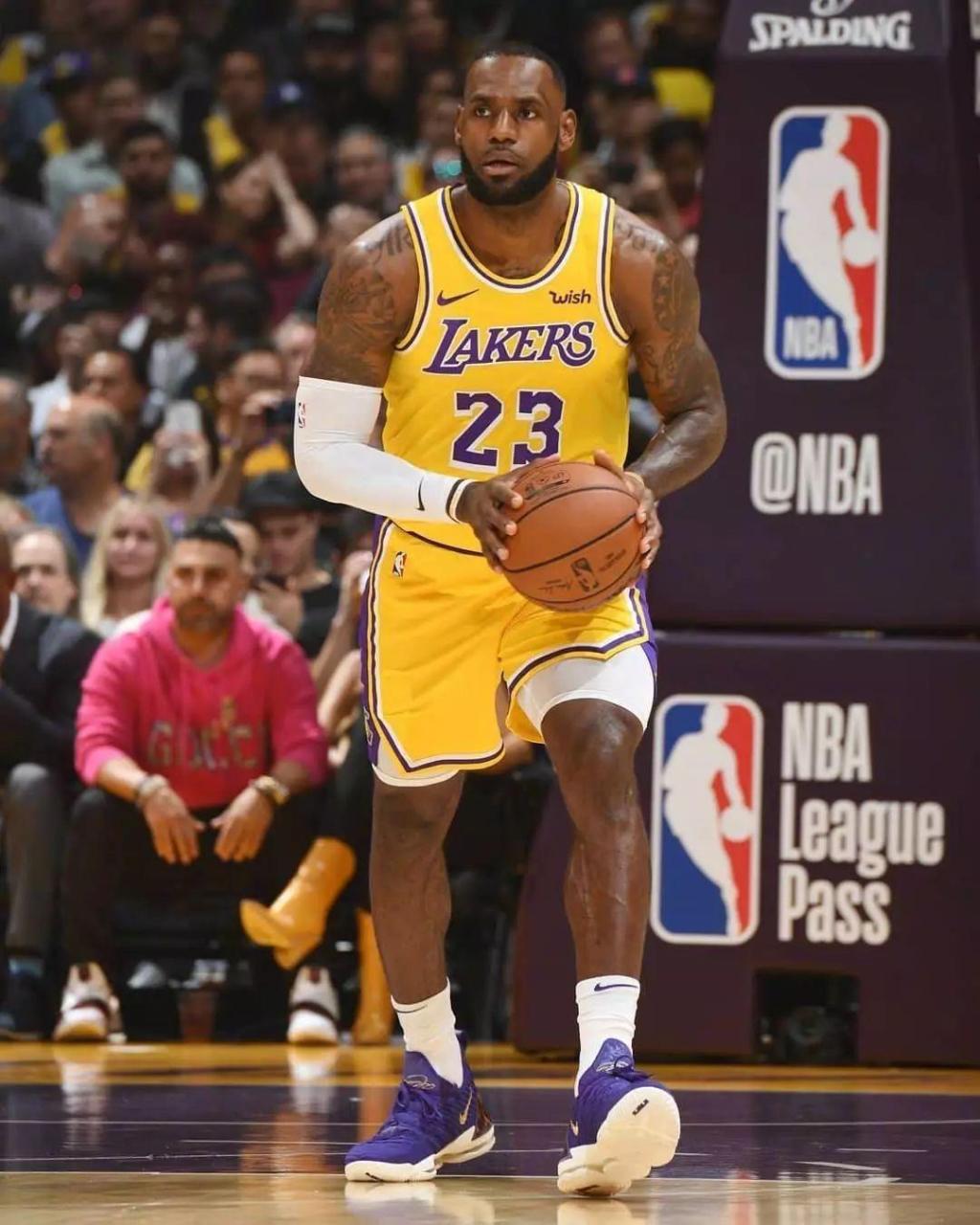 手腕骨折+肩部受伤，巴黎主席纳赛尔缠着绷带赴客场督战欧冠（手腕骨折肩伤在身，巴黎主席纳赛尔缠绷带客场督战欧冠）