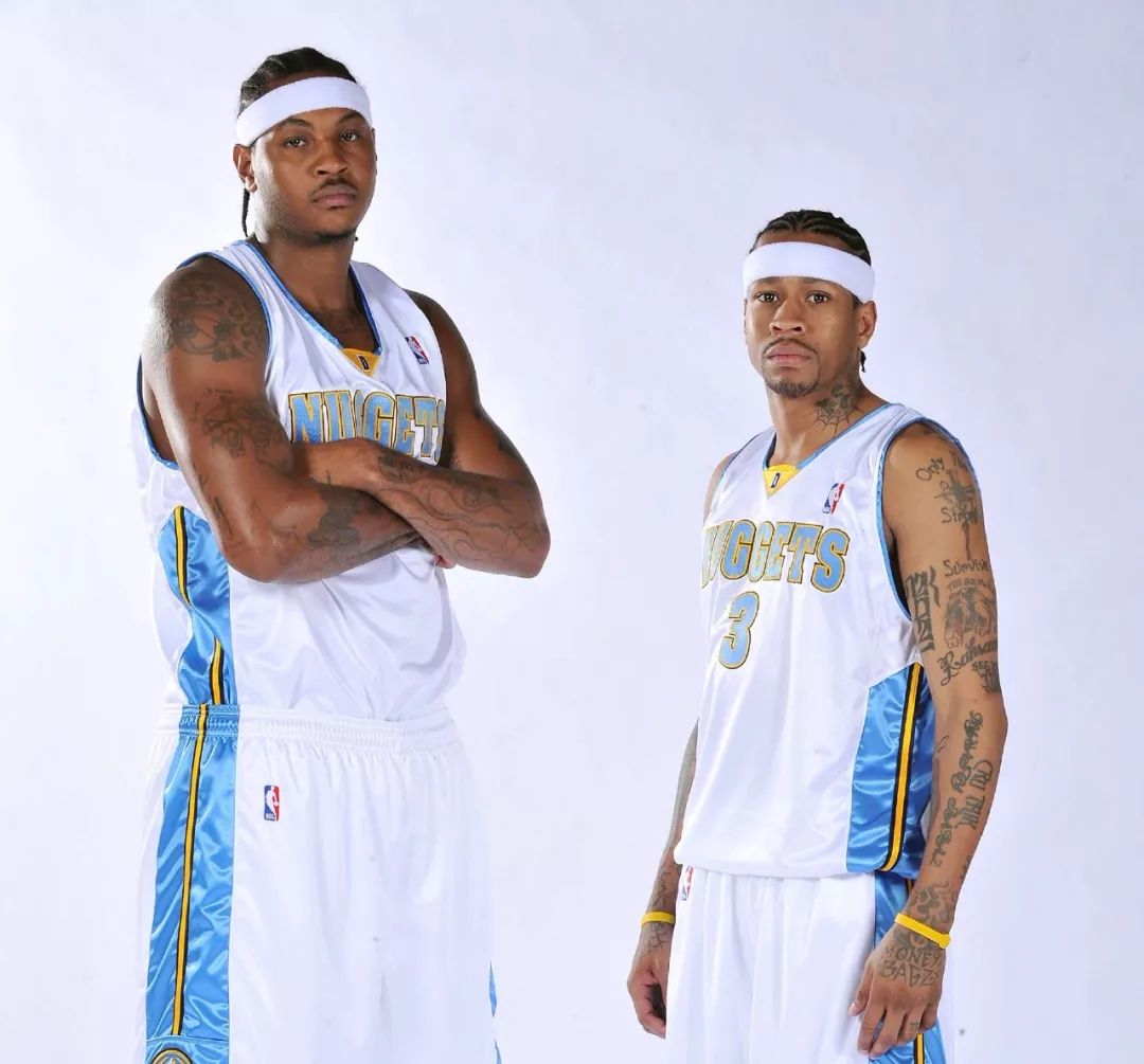 掘金VS独行侠裁判报告：漏吹约基奇打手浓眉+最后一攻传球前走步（掘金对独行侠裁判报告：约基奇打手浓眉被漏判，末攻传球前走步未吹）