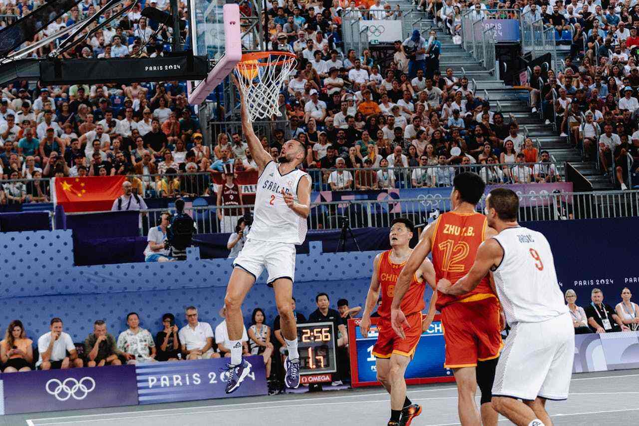 凯恩：英格兰目标是世界杯夺冠，要付出大量努力但令人兴奋（凯恩称英格兰目标是捧起世界杯，过程艰辛却令人振奋）