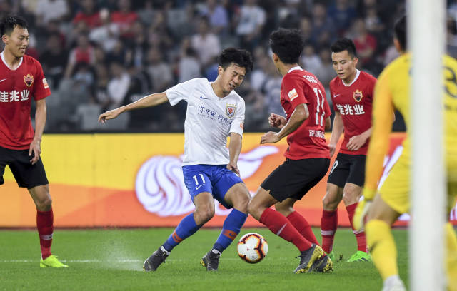 篮球场上的艺术表演——郭昊文假动作解析（郭昊文假动作剖析：球场上的艺术）