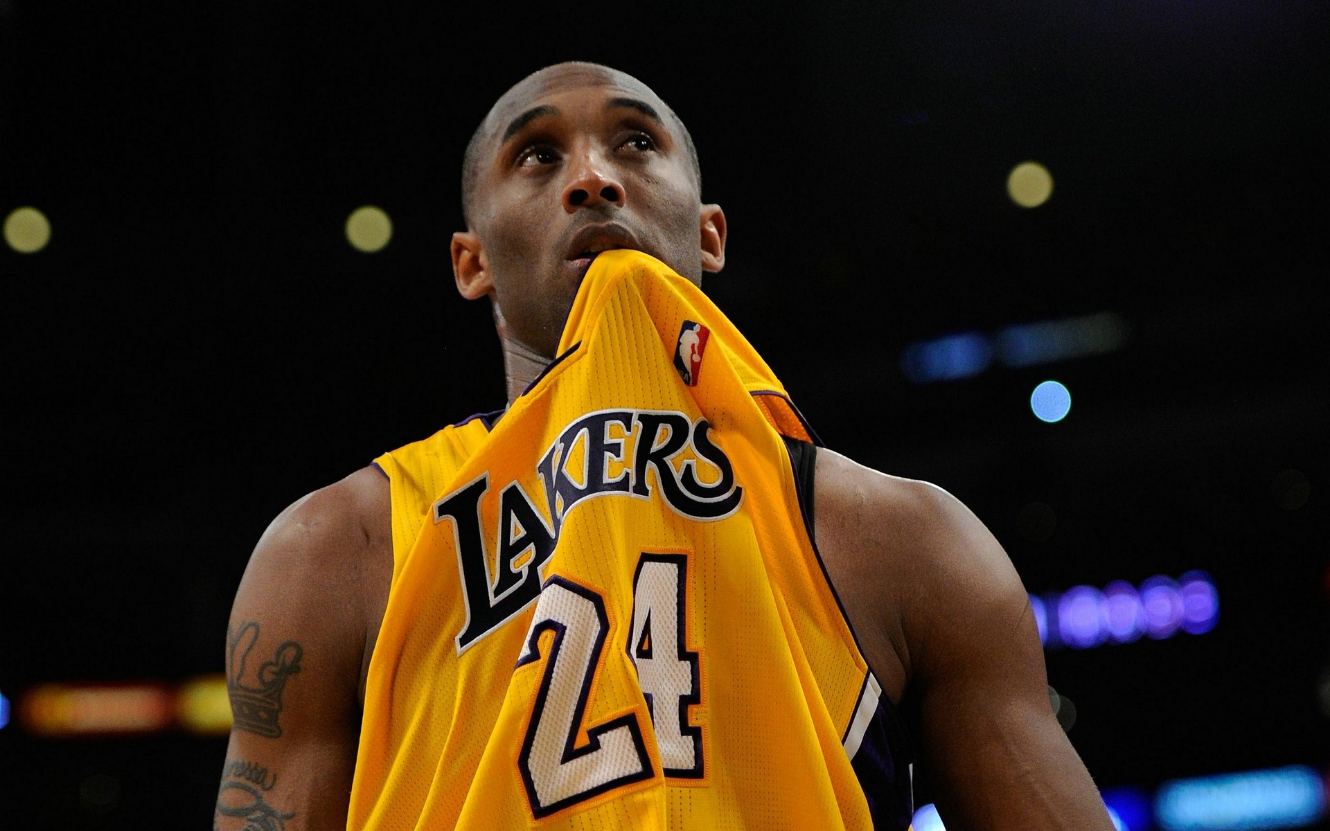 重庆球迷邀请“铁帅”李章洙吃火锅：李章洙很喜欢重庆的麻辣（重庆球迷邀“铁帅”李章洙品火锅：他称赞重庆麻辣）