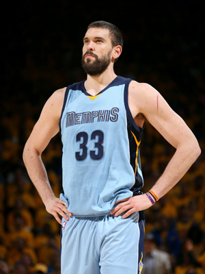 麦克布莱德精彩表现，助力球队领先（麦克布莱德发挥出色，助球队取得领先）