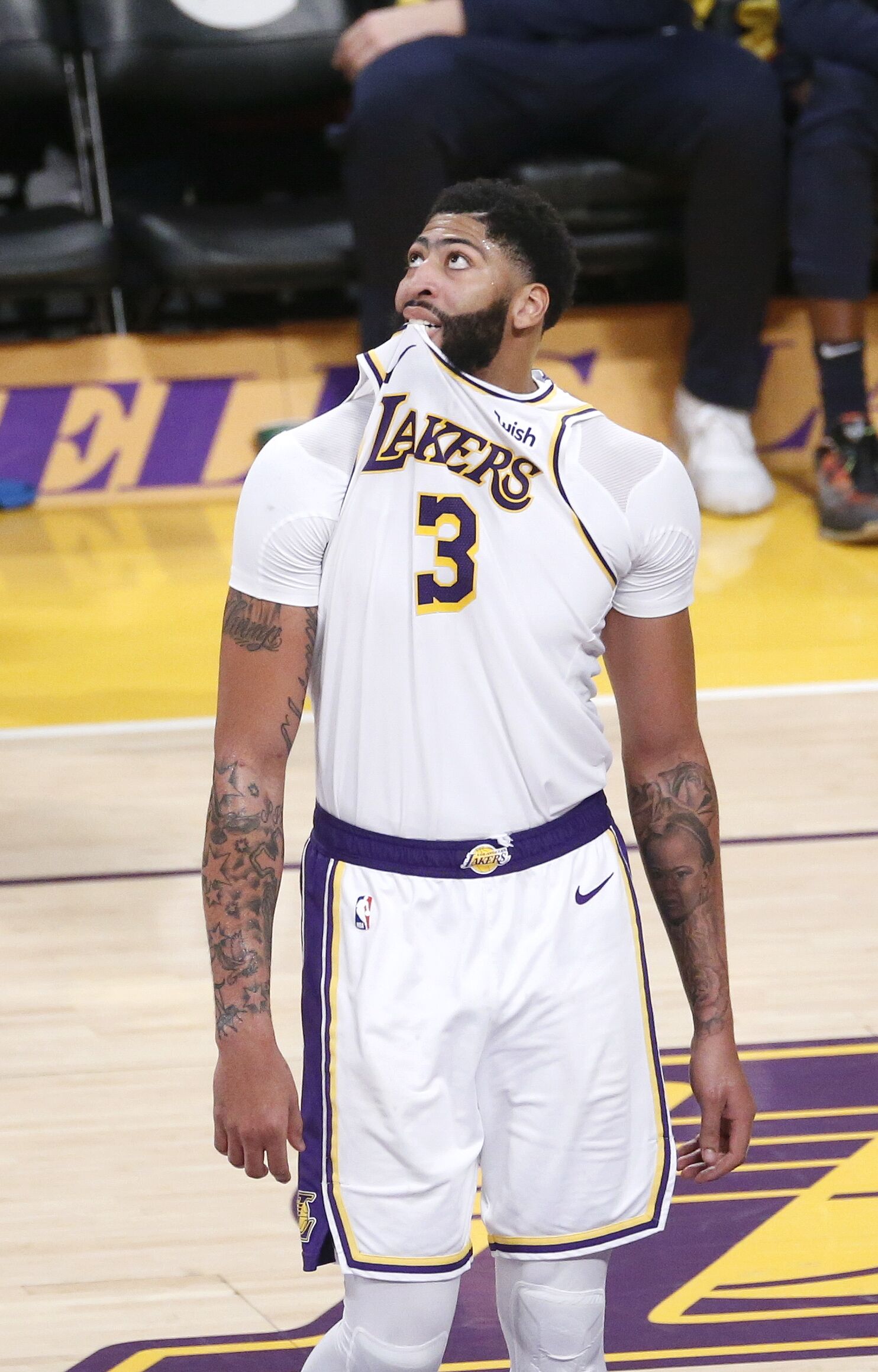 威尔斯发挥神勇，三分球如雨点般落下