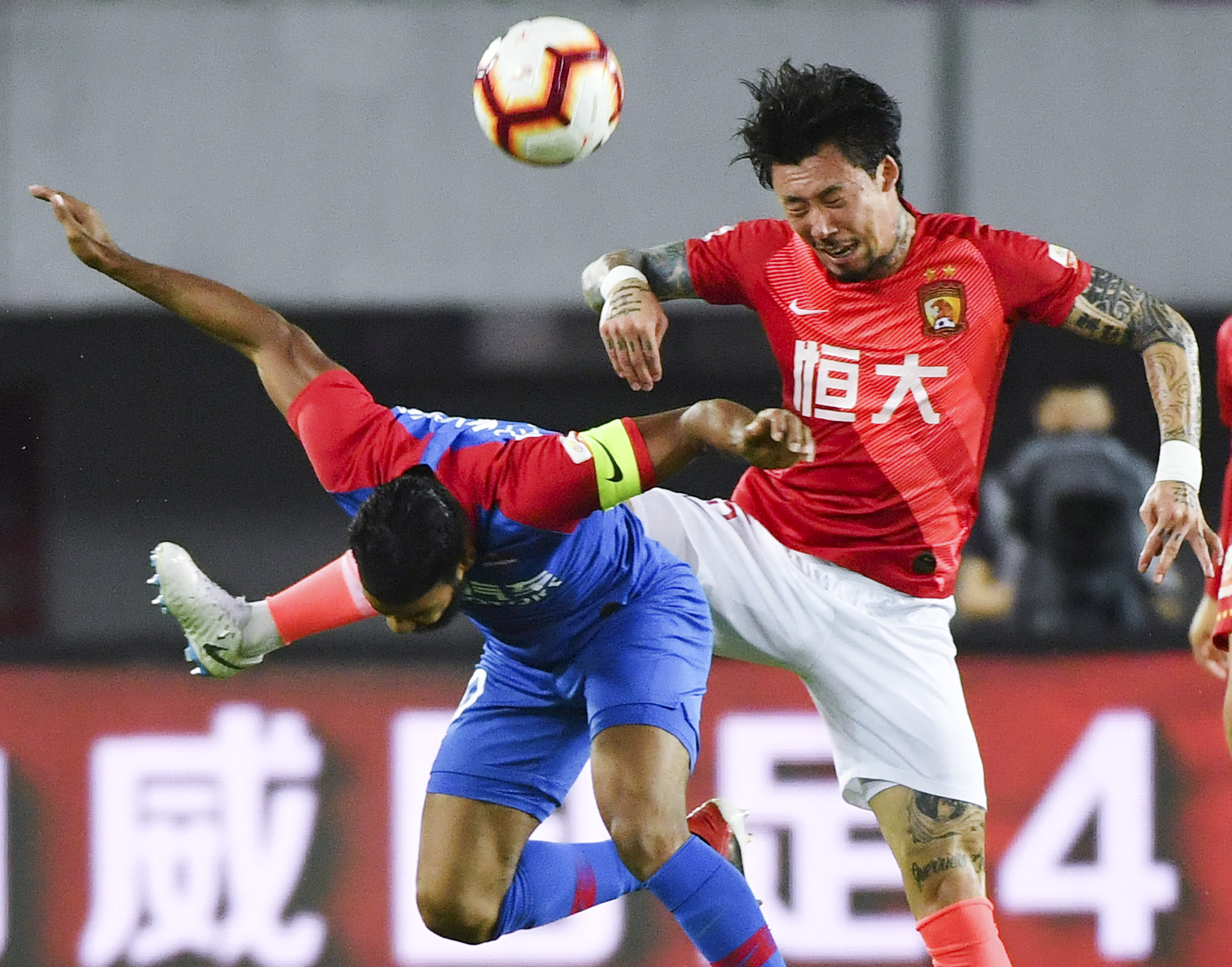 爱德华兹生涯已101次单场得分30+，追平唐斯并列队史第一（爱德华兹生涯第101次单场30+，与唐斯并列队史第一）