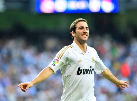 发疯了？里沙利松掐埃基蒂克脖子、推索博、肘击弗林蓬，均未染黄（里沙利松连出粗暴动作：掐埃基蒂克、推索博、肘击弗林蓬仍未吃黄牌）