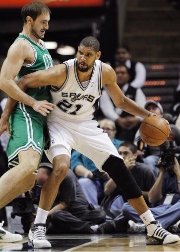 前锋远射破门，全场欢呼（前锋远射建功，全场沸腾）