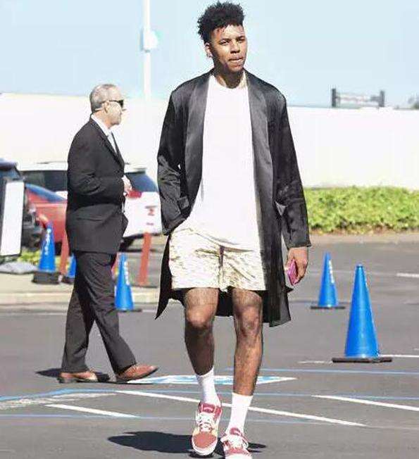 六台：马竞认为巴萨无力支付小蜘蛛的转会费，计划围绕其建队（六台：巴萨难承担小蜘蛛的转会费，马竞打算以其为建队核心）